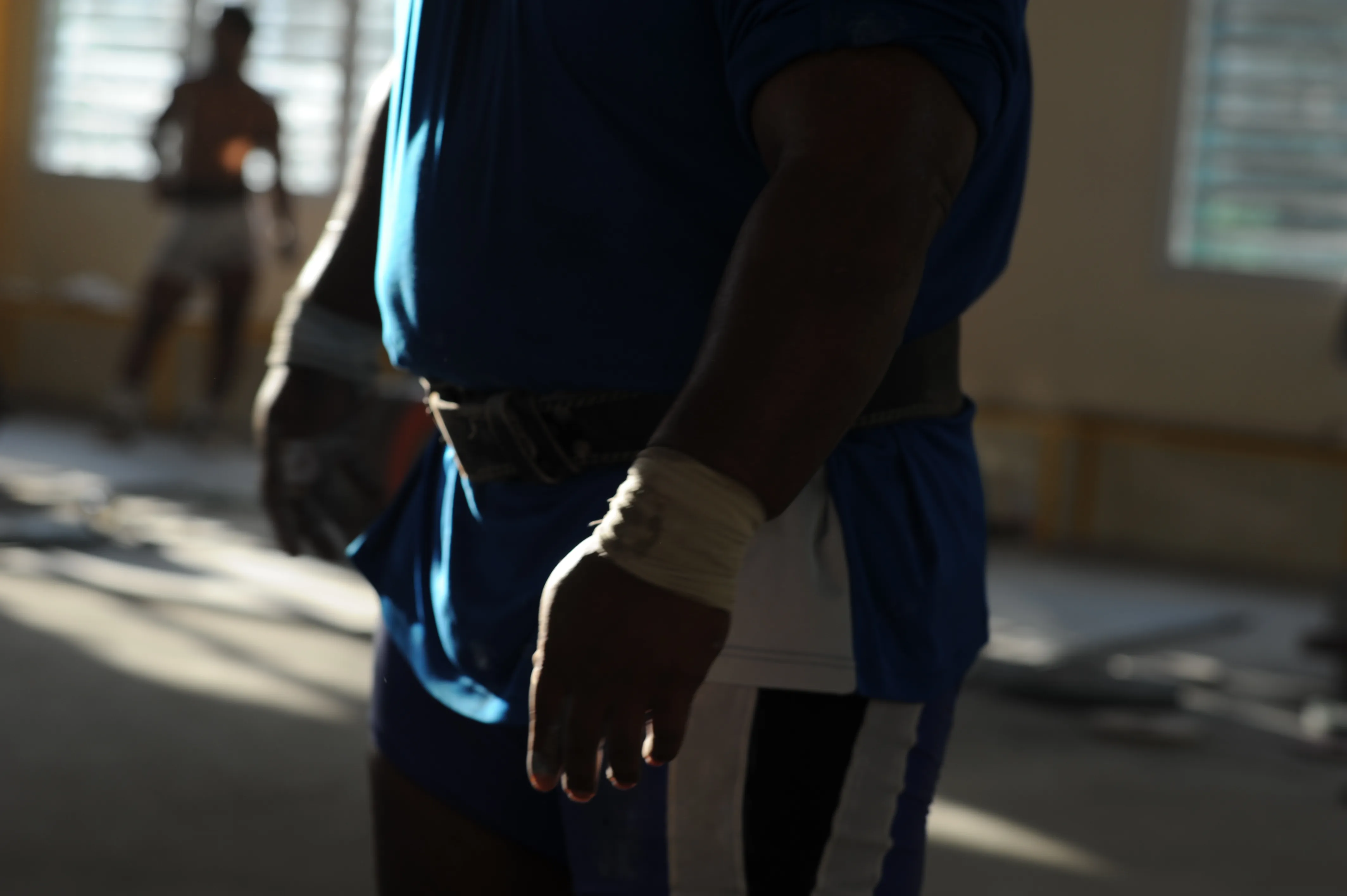 close up itte detenamo weighlifting hands