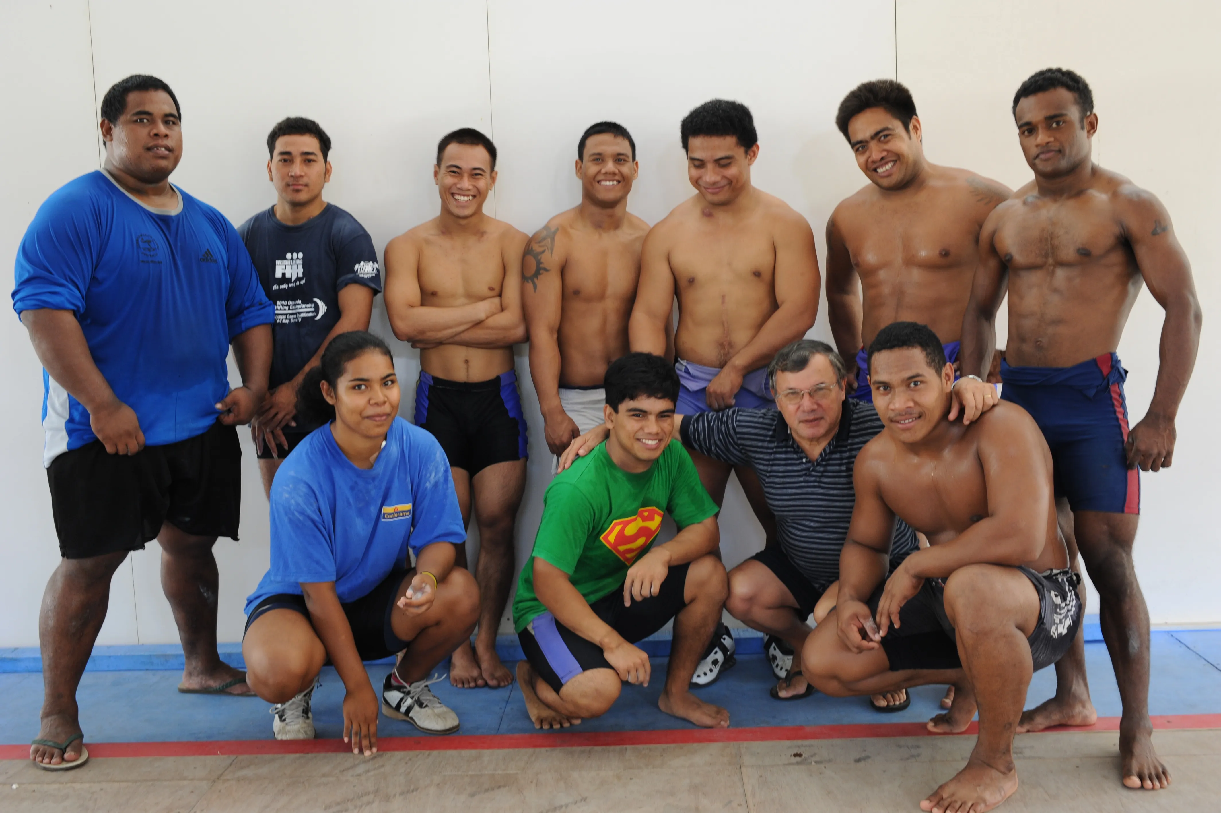 team weighltifting posing together