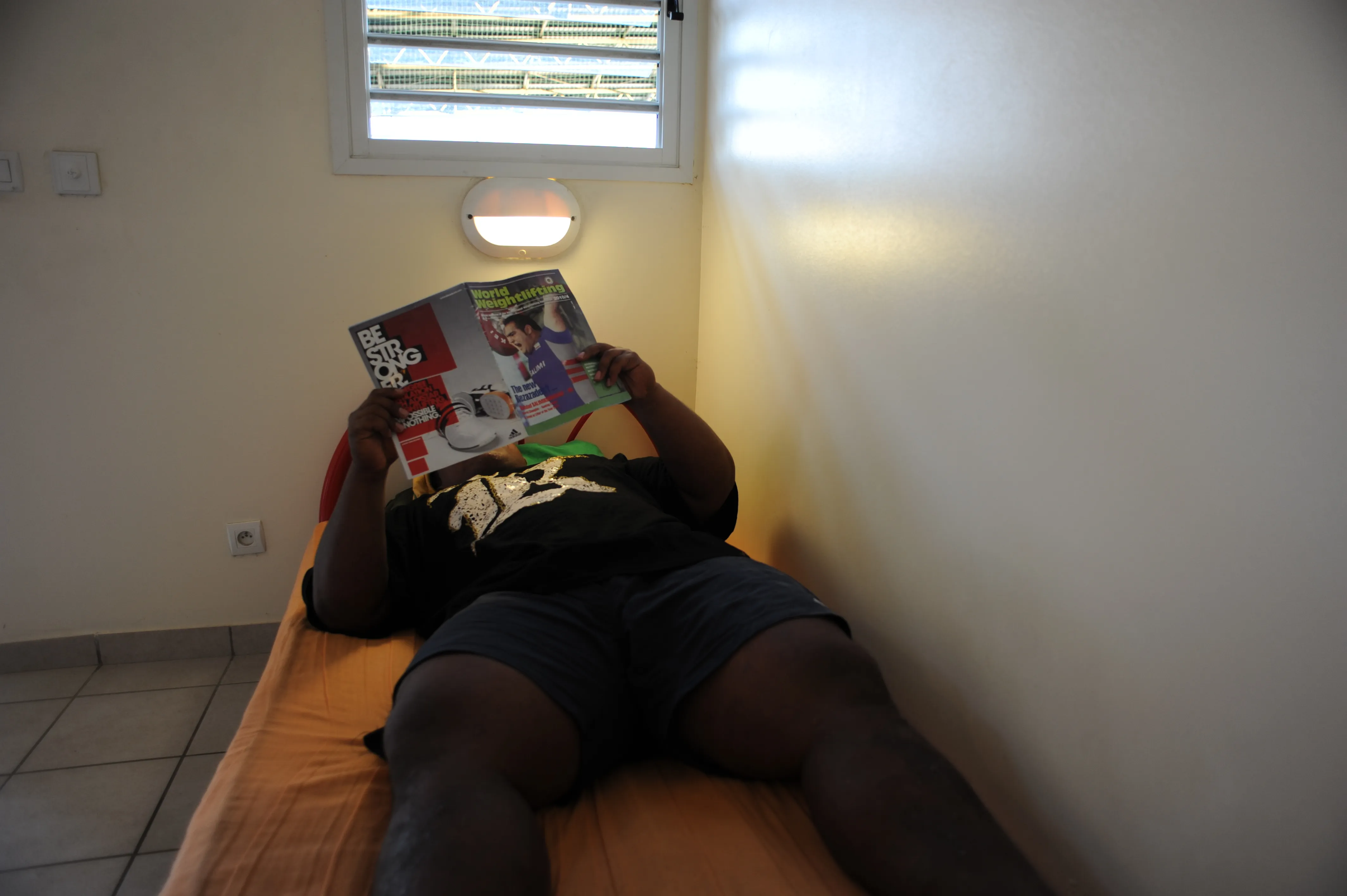 Itte Detenamo has a rest reading