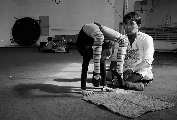 two athlets performing a circus exercise