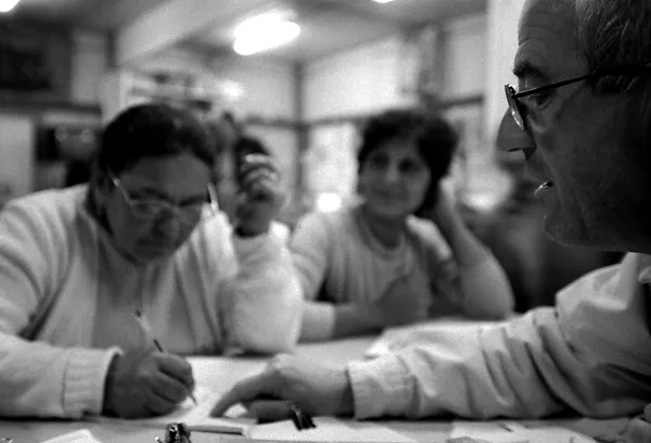 man teaches italian to migrants